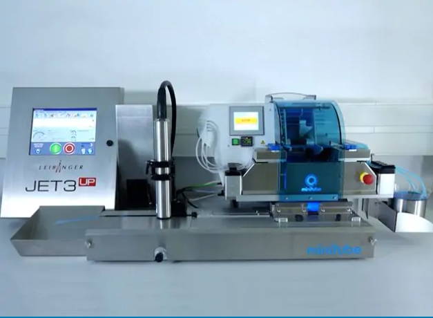 使用 CombiSystem 实现无缝吸管填充、密封和打印